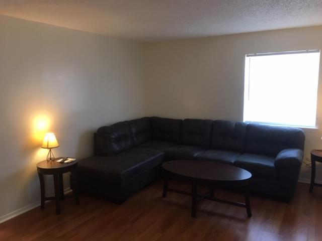 Fully Furnished Two Bedroom Apartment ลอว์ตัน ภายนอก รูปภาพ