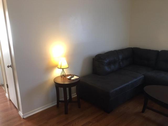Fully Furnished Two Bedroom Apartment ลอว์ตัน ภายนอก รูปภาพ
